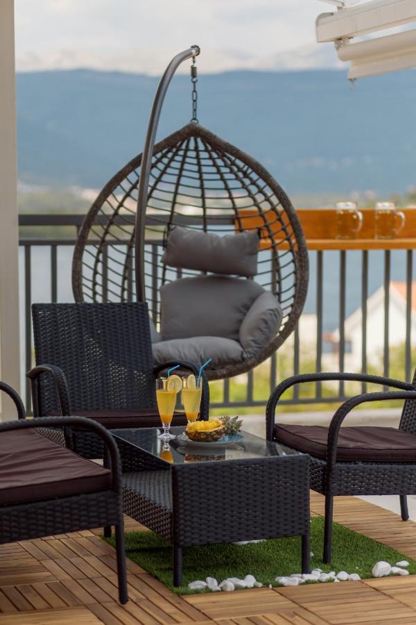 Emerald With Pool, Private And Private Sea View Terrace Apartment *
